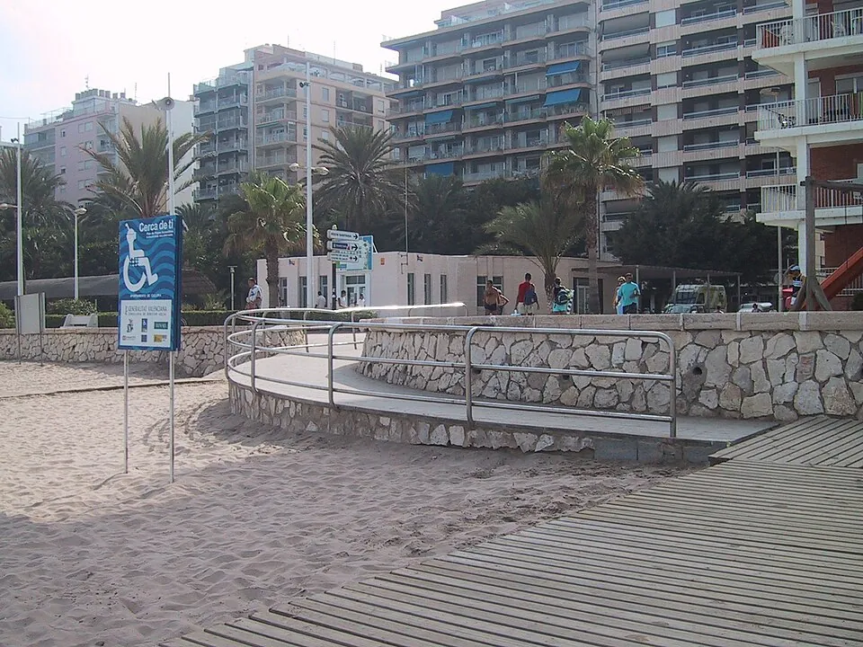 Pasarela y zona de baño adaptada en una playa española.