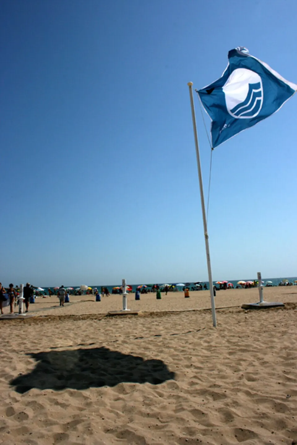Bandera Azul ondeando en una playa de Alicante.