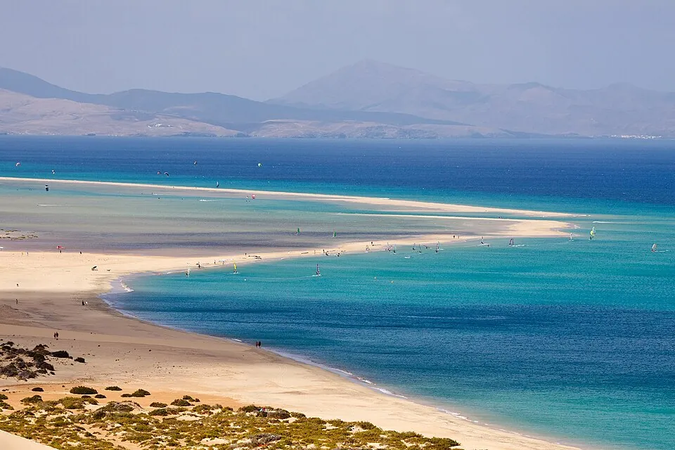 Kitesurf y windsurf en la playa de Sotavento, en Fuerteventura.