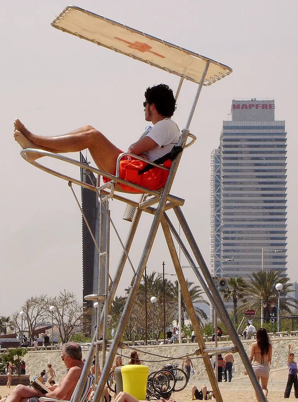 Puesto de socorrismo en la playa del Bogatell, en Barcelona.