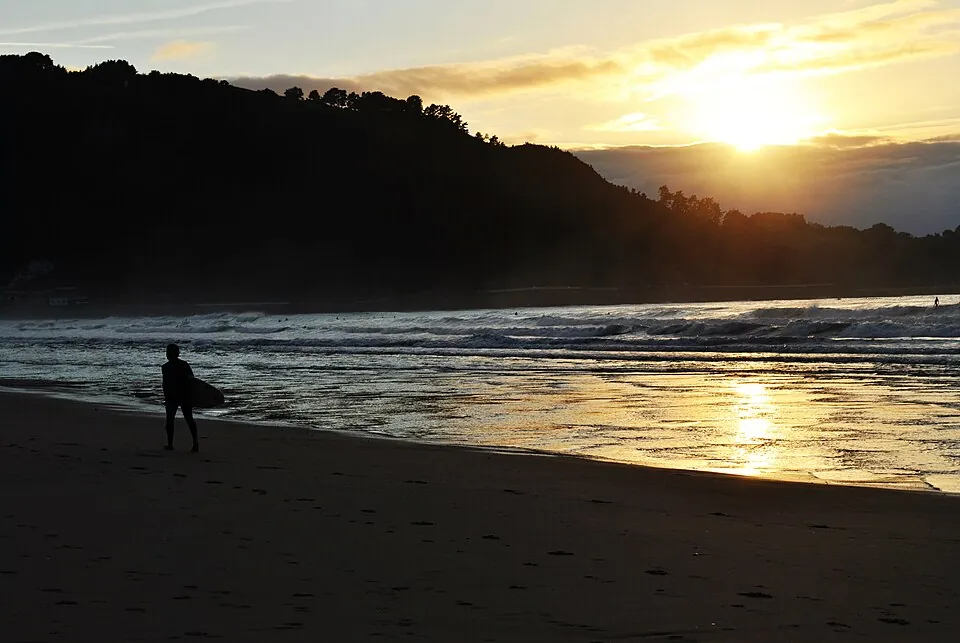 Surfistas al atardecer en la playa de Zarautz (Gipuzkoa).